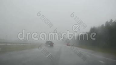 雨下得很<strong>厉害</strong>，高速公路上的汽车像汽车挡风玻璃